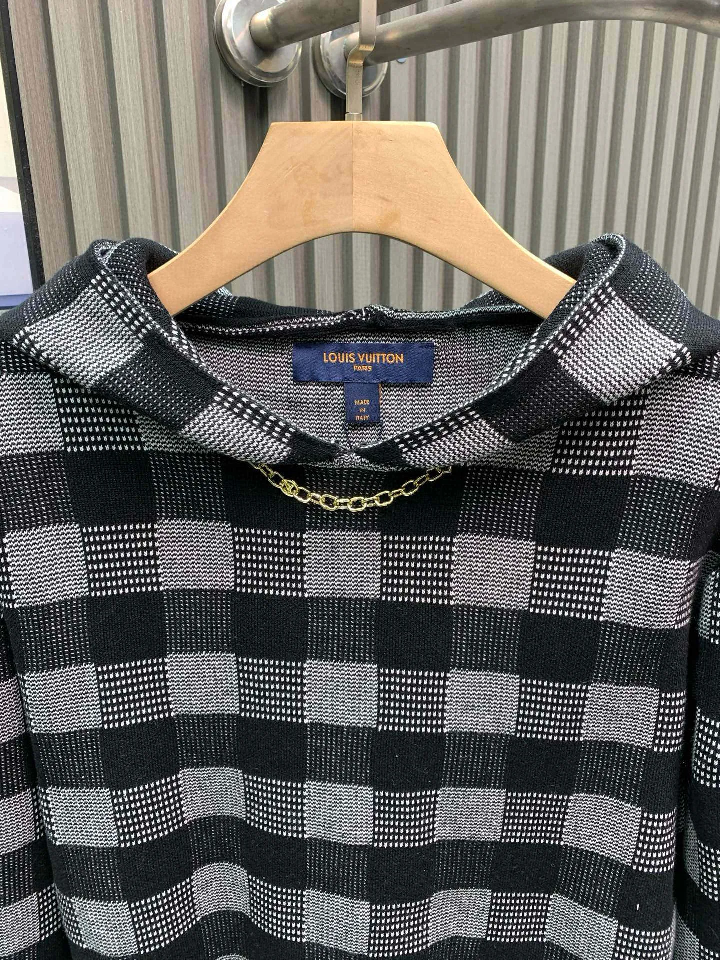 🅿️480 🀄️ Louis Vuitton Louis Vuitton 25* autumn and winter hooded knitted sweatshirt. Unique black and white with a square shape. The chain in front of the neck is full of prominence. A heavy-duty high-end product. Another high-luxury platinum-level item. There is no need to question the quality of things from the Lu family. Its rank and brand influence are very representative. It has its own unique style aesthetics and is excellent in details. Retro yet fashionable and modern, the needlework is delicate, soft and thick to the touch, and has an excellent skin-friendly experience.